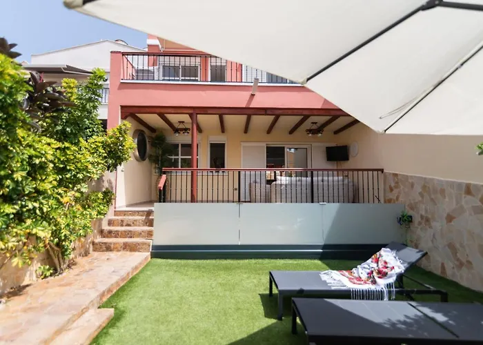 Villa Comfortable 4-bedroom With Private Gardens