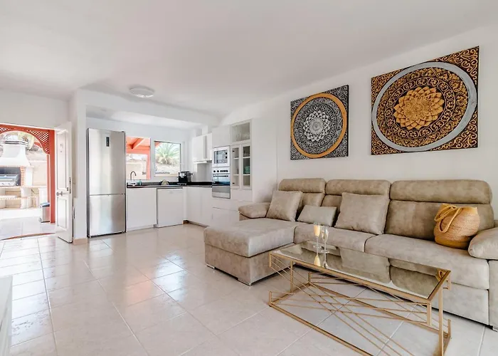 Comfortable 4-bedroom With Private Gardens Villa Costa Adeje (Tenerife)