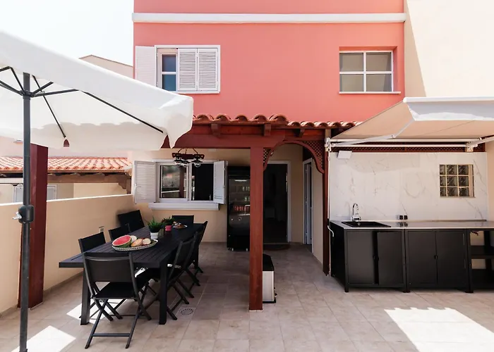 Comfortable 4-bedroom With Private Gardens Villa Costa Adeje (Tenerife)