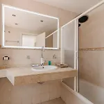 Comfortable 4-bedroom With Private Gardens Willa