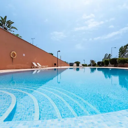 Comfortable 4-bedroom With Private Gardens *