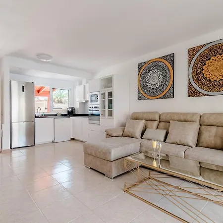 Comfortable 4-bedroom With Private Gardens Villa Costa Adeje (Tenerife)