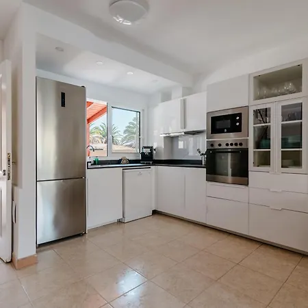 Villa Comfortable 4-bedroom With Private Gardens