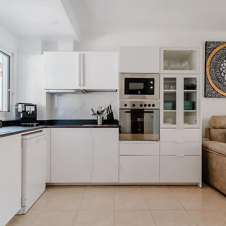 Comfortable 4-bedroom With Private Gardens