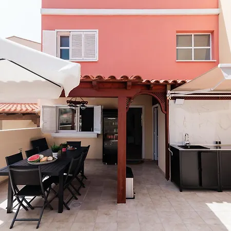 Comfortable 4-bedroom With Private Gardens Villa Costa Adeje (Tenerife)