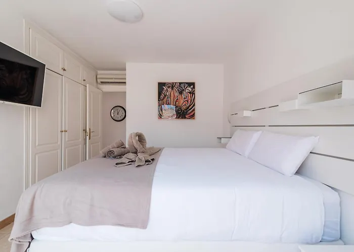 Comfortable 4-bedroom With Private Gardens Villa Costa Adeje (Tenerife)