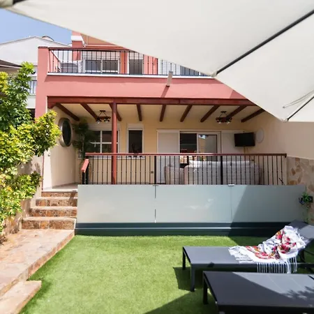 Villa Comfortable 4-bedroom With Private Gardens