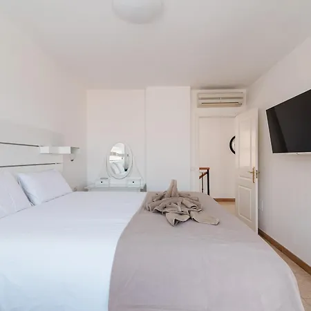 Comfortable 4-bedroom With Private Gardens