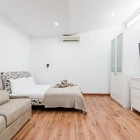 Villa Comfortable 4-bedroom With Private Gardens