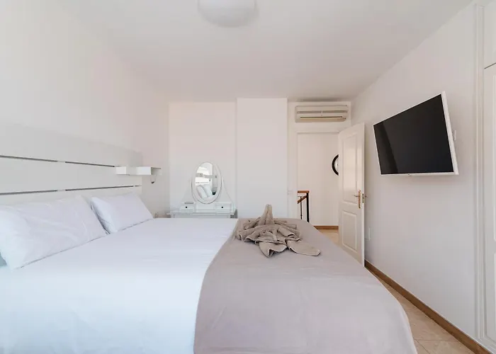 Comfortable 4-bedroom With Private Gardens