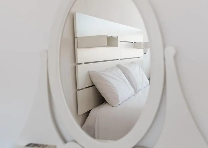 Comfortable 4-bedroom With Private Gardens Вілла Адехе