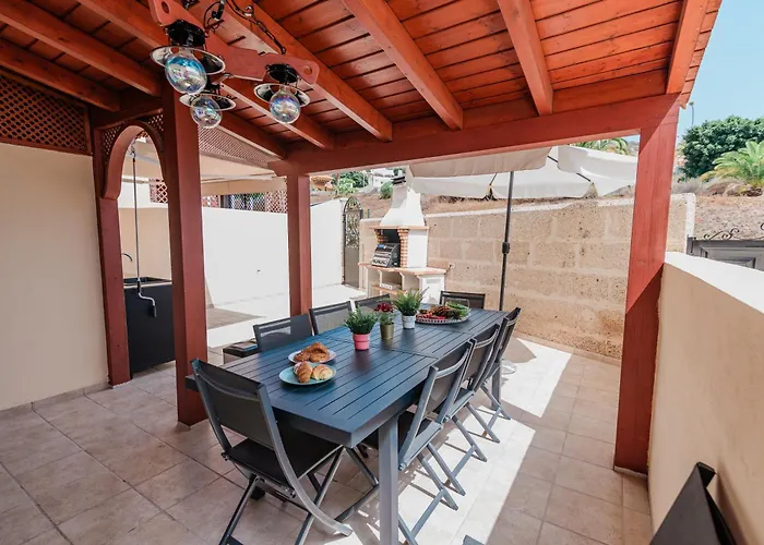 Comfortable 4-bedroom With Private Gardens Адехе