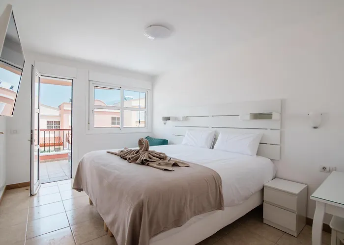 Comfortable 4-bedroom With Private Gardens Адехе