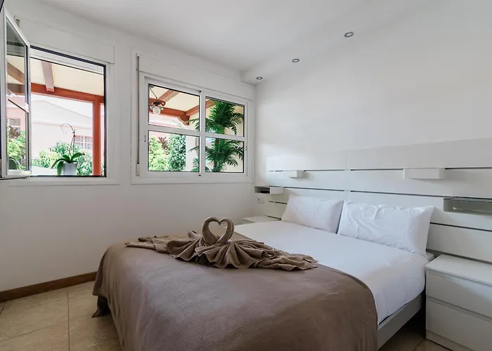 Comfortable 4-bedroom With Private Gardens Адехе